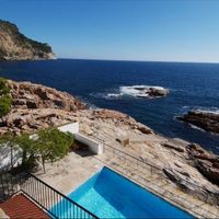 Villa in the suburbs, at the seaside in Spain, Catalunya, Girona, 900 sq.m.