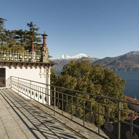 Villa in the big city, by the lake in Italy, Como, 1200 sq.m.