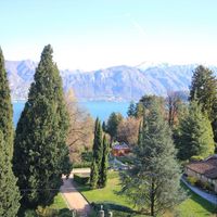 Вилла у озера, в пригороде в Италии, Комо, 1300 кв.м.