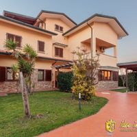 Villa in the mountains, in the suburbs in Italy, Emilia-Romagna, Massa, 300 sq.m.