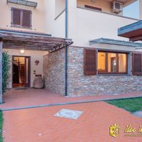 Villa in the mountains, in the suburbs in Italy, Emilia-Romagna, Massa, 300 sq.m.