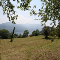 Земельный участок в горах, в деревне, у озера в Италии, Комо