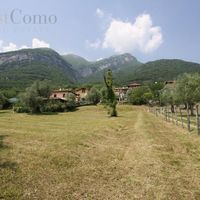 Земельный участок в горах, в деревне, у озера в Италии, Комо