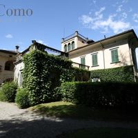 Villa in the mountains, in the village, by the lake in Italy, Como, 1200 sq.m.