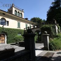Villa in the mountains, in the village, by the lake in Italy, Como, 1200 sq.m.