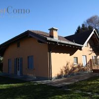 Villa in the mountains, in the village, by the lake in Italy, Como, 500 sq.m.