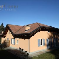 Villa in the mountains, in the village, by the lake in Italy, Como, 500 sq.m.
