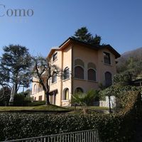 Апартаменты в горах, в деревне, у озера в Италии, Комо, 120 кв.м.