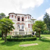 Castle in the suburbs, in the forest in Guyane, 350 sq.m.