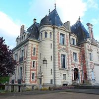 Castle in the suburbs, in the forest in France, Pays de la Loire, 1587 sq.m.