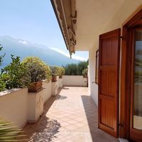 Villa by the lake in Italy, Garda, 360 sq.m.