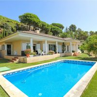 Villa in the mountains, in the village, in the suburbs, at the seaside in Spain, Catalunya, Barcelona, 340 sq.m.