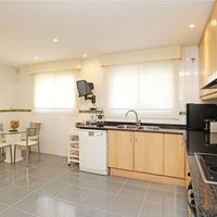 Вилла в горах, в деревне, в пригороде, у моря в Испании, Каталония, Барселона, 413 кв.м.