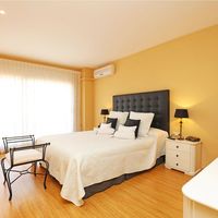 Вилла в горах, в деревне, в пригороде, у моря в Испании, Каталония, Барселона, 413 кв.м.