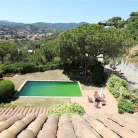 Villa in the mountains, in the village, in the suburbs, at the seaside in Spain, Catalunya, Barcelona, 320 sq.m.