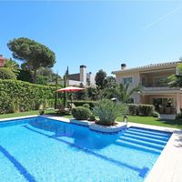Villa in the mountains, in the village, in the suburbs, at the seaside in Spain, Catalunya, Barcelona, 550 sq.m.