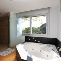 Вилла в горах, в деревне, в пригороде, у моря в Испании, Каталония, Барселона, 295 кв.м.