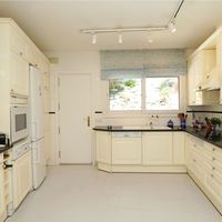 Вилла в горах, в деревне, в пригороде, у моря в Испании, Каталония, Барселона, 325 кв.м.