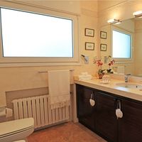 Вилла в горах, в деревне, в пригороде, у моря в Испании, Каталония, Барселона, 325 кв.м.