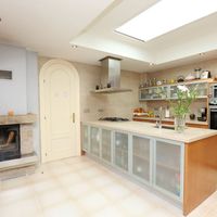 Вилла в горах, в деревне, в пригороде, у моря в Испании, Каталония, Барселона, 417 кв.м.