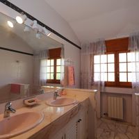 Вилла в горах, в деревне, в пригороде, у моря в Испании, Каталония, Барселона, 800 кв.м.