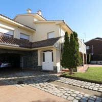 Вилла в горах, в деревне, в пригороде, у моря в Испании, Каталония, Барселона, 800 кв.м.