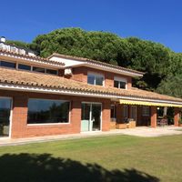 Villa in the mountains, in the village, in the suburbs, at the seaside in Spain, Catalunya, Barcelona, 700 sq.m.
