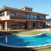 Villa in the village, in the suburbs, at the seaside in Spain, Catalunya, Barcelona, 580 sq.m.
