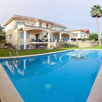 Villa in the mountains, in the village, in the suburbs, at the seaside in Spain, Catalunya, Barcelona, 400 sq.m.