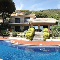 Villa in the mountains, in the village, in the suburbs, at the seaside in Spain, Catalunya, Barcelona, 515 sq.m.
