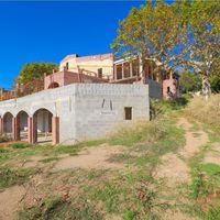 Elite real estate in the mountains, in the village, in the suburbs, in the forest, at the seaside in Spain, Catalunya, Barcelona, 1000 sq.m.