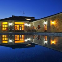 Вилла в горах, в деревне, в пригороде, у моря в Испании, Каталония, Барселона, 650 кв.м.