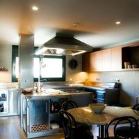 Вилла в горах, в деревне, в пригороде, у моря в Испании, Каталония, Барселона, 700 кв.м.