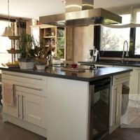 Вилла в горах, в деревне, в пригороде, у моря в Испании, Каталония, Барселона, 412 кв.м.