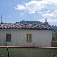 Дом в горах, в деревне в Италии, Абруццо, 90 кв.м.