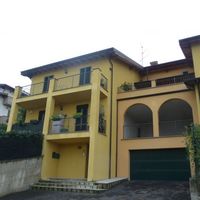 Апартаменты в пригороде в Италии, Ломбардия, 130 кв.м.