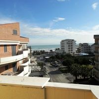 Апартаменты в большом городе, у моря в Италии, Абруццо, 78 кв.м.