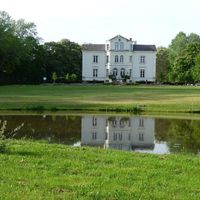 Elite real estate by the lake, in the forest in France, Centre-Val de Loire, 310 sq.m.