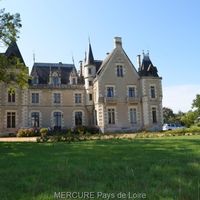 Castle in the village in France, Pays de la Loire, 500 sq.m.