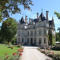 Castle by the lake in France, New Aquitaine, 1255 sq.m.