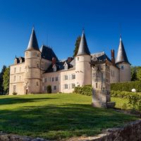 Castle in the village, at the spa resort, in the suburbs in France, Auvergne, 1250 sq.m.
