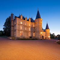 Замок в деревне, на спа-курорте, в пригороде во Франции, Овернь, 1250 кв.м.