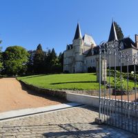Castle in the village, at the spa resort, in the suburbs in France, Auvergne, 1250 sq.m.