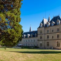 Замок в деревне, на спа-курорте, в пригороде во Франции, Овернь, 1250 кв.м.