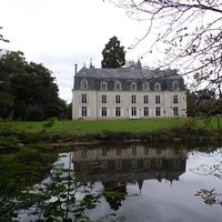 Castle by the lake, in the suburbs, in the forest in France, Pays de la Loire, 1000 sq.m.