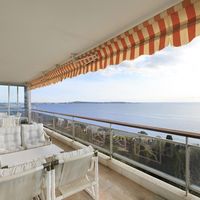Penthouse at the spa resort, in the suburbs, at the seaside in France, Cannes, 145 sq.m.