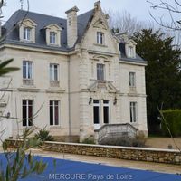Elite real estate in the suburbs in France, Pays de la Loire, 485 sq.m.