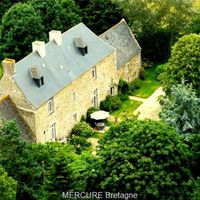 Castle at the spa resort, by the lake, in the suburbs, at the seaside in France, Brittany, 540 sq.m.