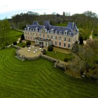 Castle by the lake, in the suburbs, in the forest in France, New Aquitaine, 847 sq.m.