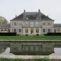 Castle in the village, by the lake in France, Grand-Est, 780 sq.m.